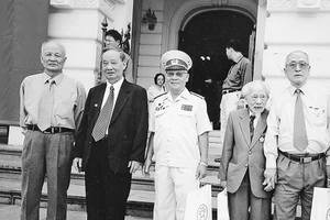 Đồng chí Lê Trọng Nghĩa (ngoài cùng bên trái) và đồng chí Vũ Oanh, nguyên Ủy viên Bộ Chính trị (thứ hai từ trái sang) cùng các đồng đội Việt Minh thành Hoàng Diệu trong một dịp gặp mặt.