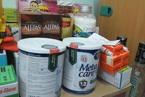 Một số sản phẩm nghi giả bị thu giữ tại trụ sở Đội Quản lý thị trường số 14 Hà Nội (Hình trong ảnh có kèm hàng thật để đối chứng).
