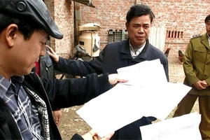 Các lực lượng chức năng kiểm tra giấy tờ kinh doanh thịt trâu của đại lý Hòa Thúy ở Bắc Ninh.