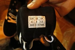 Giày nhãn hiệu made in Vietnam được phát hiện trong container hàng vận chuyển từ biên giới.