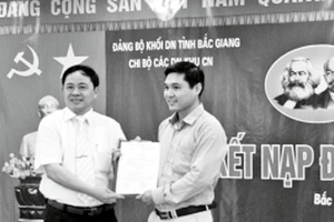 "Muốn làm việc được với doanh nghiệp, mình phải hiểu, chia sẻ ùng họ" - Đồng chí Nguyễn Xuân Vượng (trái) luôn tâm niệm.