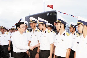 Chủ tịch nước Trương Tấn Sang thăm cán bộ, chiến sĩ Lữ đoàn Tàu ngầm 189.                      Ảnh: Nguyễn Khang (TTXVN)