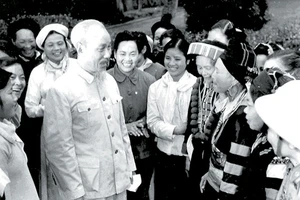 Chủ tịch Hồ Chí Minh và các đại biểu nữ tại Ðại hội đại biểu toàn quốc lần thứ III, tháng 9 năm 1960.                    Ảnh tư liệu