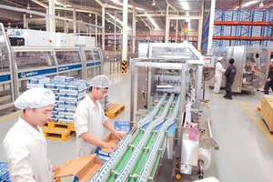 Dây chuyền sản xuất sữa tươi tiệt trùng tại Nhà máy sữa TH True milk (Nghệ An).                         Ảnh: NGUYỄN ÐĂNG