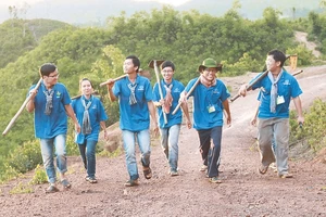 Những chiến sĩ tình nguyện Mùa hè xanh của tuổi trẻ TP Hồ Chí Minh tại xã Quảng Sơn, huyện Ðác Glong, tỉnh Ðác Nông. Ảnh: Hoàng Giang