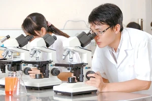 Giờ thực hành của sinh viên Ðại học Nông Lâm thành phố Hồ Chí Minh.         Ảnh: Văn Tuấn