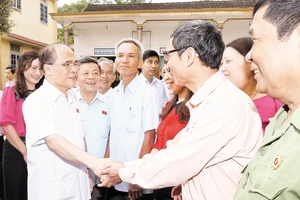 Chủ tịch QH Nguyễn Sinh Hùng tiếp xúc cử tri xã Thạch Bằng, huyện Lộc Hà, tỉnh Hà Tĩnh.                             Ảnh: NHAN SÁNG (TTXVN)