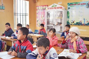 Tủ sách phụ huynh được đặt trong các lớp học của Trường tiểu học Thụy Phong.