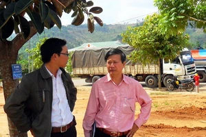 Ông Hảo (bên phải) đi thị sát công trường ở cửa khẩu quốc tế Bờ Y.