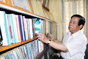DS Nguyễn Thọ Biên với những tài liệu quý về cây thuốc.