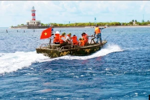 1. Xuồng CQ đưa đoàn công tác vào thăm đảo Nam Yết. 