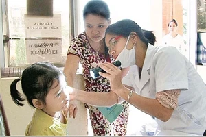 Khám tai, mũi, họng cho bệnh nhi tại Bệnh viện đa khoa huyện Phục Hòa (Cao Bằng).