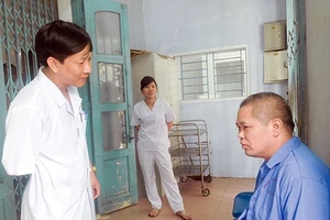 Bác sĩ Nguyễn Chí Thành đang trò chuyện với bệnh nhân. 
