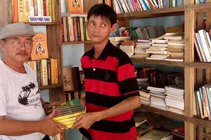 Anh Ninh (bên phải) luôn nhiệt huyết truyền đi cảm hứng về văn hóa đọc đến với cộng đồng.