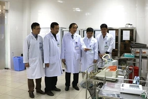 Bác sĩ Nguyễn Viết Đồng (đứng giữa) luôn sâu sát kiểm tra, đôn đốc công việc của bệnh viện.