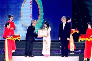 Cô giáo Mai Thị Bích Nguyện nhận giải nhất tại Hội thi sáng tạo kỹ thuật toàn quốc lần thứ XIII.