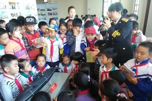 Cán bộ Bảo tàng Hải quân Việt Nam khẳng định chủ quyền hai quần đảo Hoàng Sa và Trường Sa là của Việt Nam đối với học sinh TP Bắc Cạn.