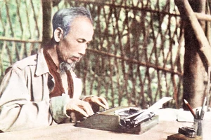 Chủ tịch Hồ Chí Minh tự đánh máy bản thảo tại chiến khu Việt Bắc. Ảnh tư liệu