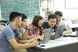 GS Phan Xuân Minh đang hướng dẫn những sinh viên Kỹ sư tài năng của ĐH Bách khoa Hà Nội.