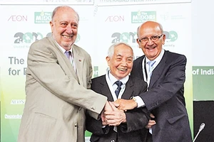 Giáo sư Võ Quý (người ở giữa) nhận giải thưởng MIDORI năm 2012.               Ảnh: BÙI TUẤN
