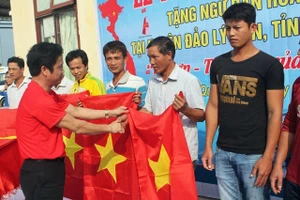 Trao cờ Tổ quốc cho ngư dân đảo Lý Sơn.