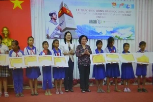 Nguyên Phó Chủ tịch nước Trương Mỹ Hoa và Phó Bí thư Thường trực Tỉnh ủy Bạc Liêu Lê thị Ái Nam trao tặng học bổng các em học sinh.