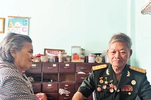 Thương binh hạng 4/4, lương y Huỳnh Thanh Tấn thường xuyên khám bệnh, bốc thuốc miễn phí cho người nghèo.