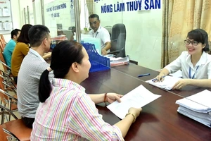 Giải quyết thủ tục hành chính cho người dân tại Văn phòng một cửa UBND phường Đại Kim, quận Hoàng Mai (Hà Nội).Ảnh: Đăng Khoa