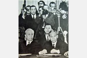 Đồng chí Xuân Thủy (hàng đầu, bên phải) và đồng chí Lê Đức Thọ họp báo tại Hội nghị Pa-ri. Ảnh tư liệu