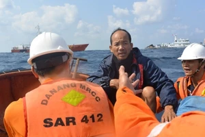 Một trong những chuyến cứu nạn ở Hoàng Sa của tàu SAR 412. Ảnh: MRCC.