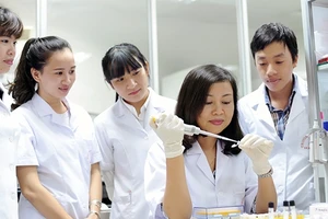 PGS, TS Vân Khánh hướng dẫn sinh viên làm thí nghiệm.