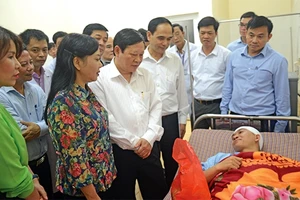 Bộ trưởng Nguyễn Thị Kim Tiến cùng đoàn công tác Bộ Y tế thăm hỏi bác sĩ Lê Quang Dương. Ảnh: Thái Bình