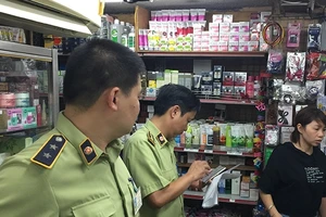 Lực lượng Quản lý thị trường Hà Nội kiểm tra một cơ sở kinh doanh mỹ phẩm tại Quận Hoàn Kiếm ngày 6-7.