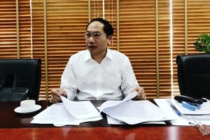 Ông Đàm Thanh Thế, Chánh Văn phòng Ban Chỉ đạo 389 trao đổi với phóng viên​.