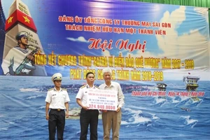 Đại diện Vùng 2 Hải quân nhận biểu trưng kinh phí hỗ trợ trang bị hệ thống bình lọc nước từ đại diện Satra.