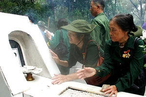 Thăm lại đồng đội đã hy sinh ở Ngã ba Đồng Lộc.