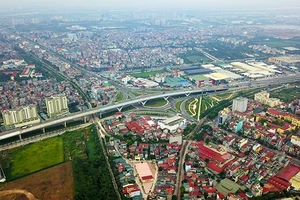 Nút giao thông trung tâm quận Long Biên, TP Hà Nội.