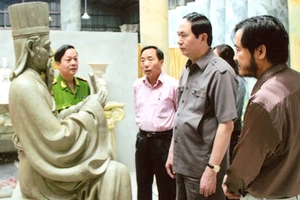 Bộ trưởng Trần Đại Quang kiểm tra đúc tượng nhà giáo Chu Văn An tại Văn Miếu Học viện CSND. 