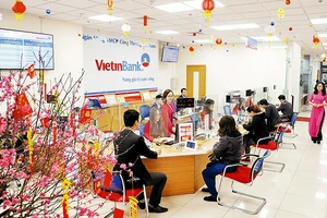 Khách hàng giao dịch tại Ngân hàng TMCP Công thương Việt Nam. Ảnh: THANH HÀ