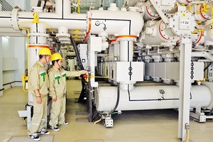 Công nhân Công ty Truyền tải điện 4 (Tổng công ty Truyền tải điện Quốc gia - EVNNPT) kiểm tra thông số vận hành thiết bị của Trạm biến áp 220kV Tao Đàn (TP Hồ Chí Minh).