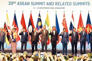Các nhà lãnh đạo tại Hội nghị cấp cao ASEAN lần thứ 33 tại Xin-ga-po.