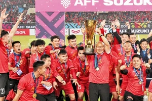 Đội tuyển bóng đá Việt Nam giương cao Cúp vô địch.