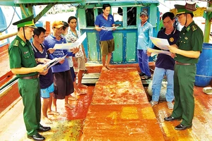Bộ đội Biên phòng Cà Mau tuyên truyền ngư dân lợi ích khi lắp đặt thiết bị giám sát hành trình.