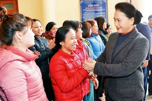 Chủ tịch Quốc hội Nguyễn Thị Kim Ngân thăm hỏi, tặng quà cho hơn 400 công nhân, người lao động có hoàn cảnh khó khăn trên địa bàn tỉnh Hải Dương.
