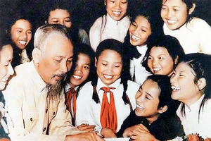 Chủ tịch Hồ Chí Minh với các học sinh Trường trung học Trưng Vương, Hà Nội (19-5-1956).
