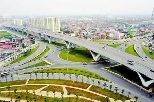 Nút giao thông trung tâm quận Long Biên (Hà Nội). Ảnh: HOÀNG HÀ