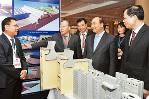 Thủ tướng Nguyễn Xuân Phúc tham quan triển lãm của các đơn vị tại Hội nghị toàn quốc về công tác phòng, chống thiên tai.