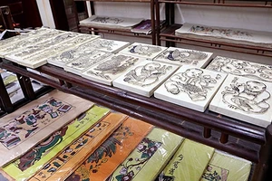 Khuôn tranh Đông Hồ khắc dương bản, món lưu niệm được nhiều du khách đặt mua.