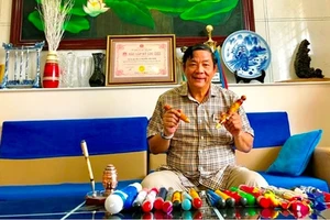 Bác sĩ Nguyễn Văn Xáng hiện sở hữu 2.500 cây bút quý.