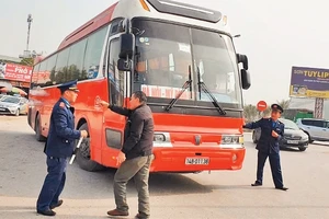 Tài xế xe “dù” đón trả khách sai quy định còn chống đối lực lượng thanh tra giao thông tại Quảng Ninh. Ảnh | HỮU TUẤN